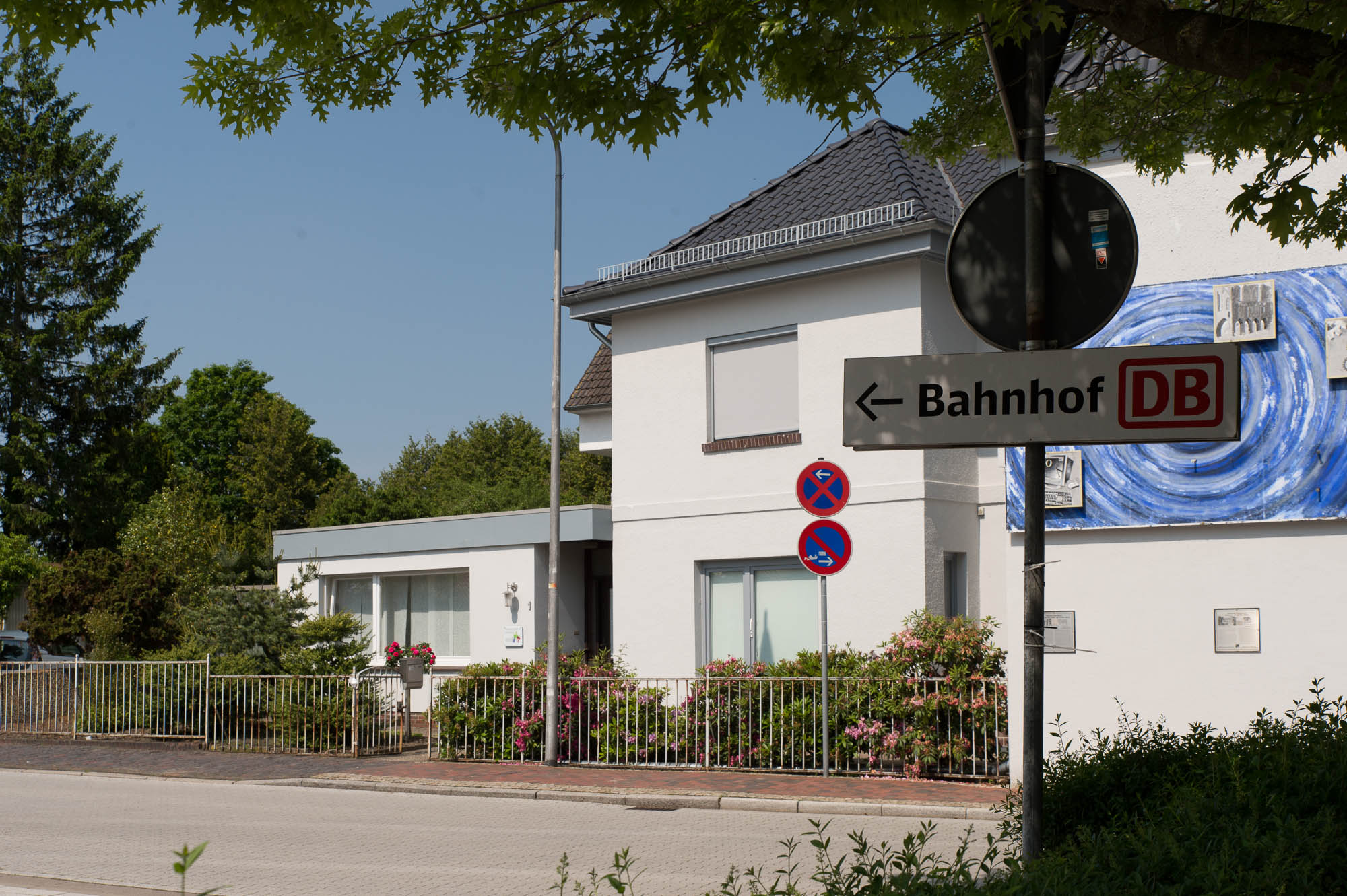 Das Institut liegt im Ortszentrum von Hude direkt am Bahnhof.